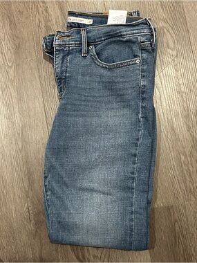 Levi's Straight Leg Women's Jeans - Medium Blue Wash